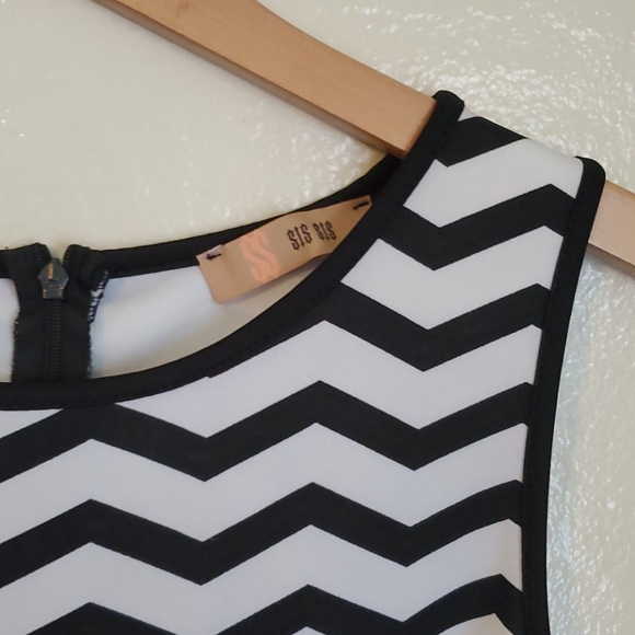 Body conscious dress with waist cutouts - Picture 3 of 4